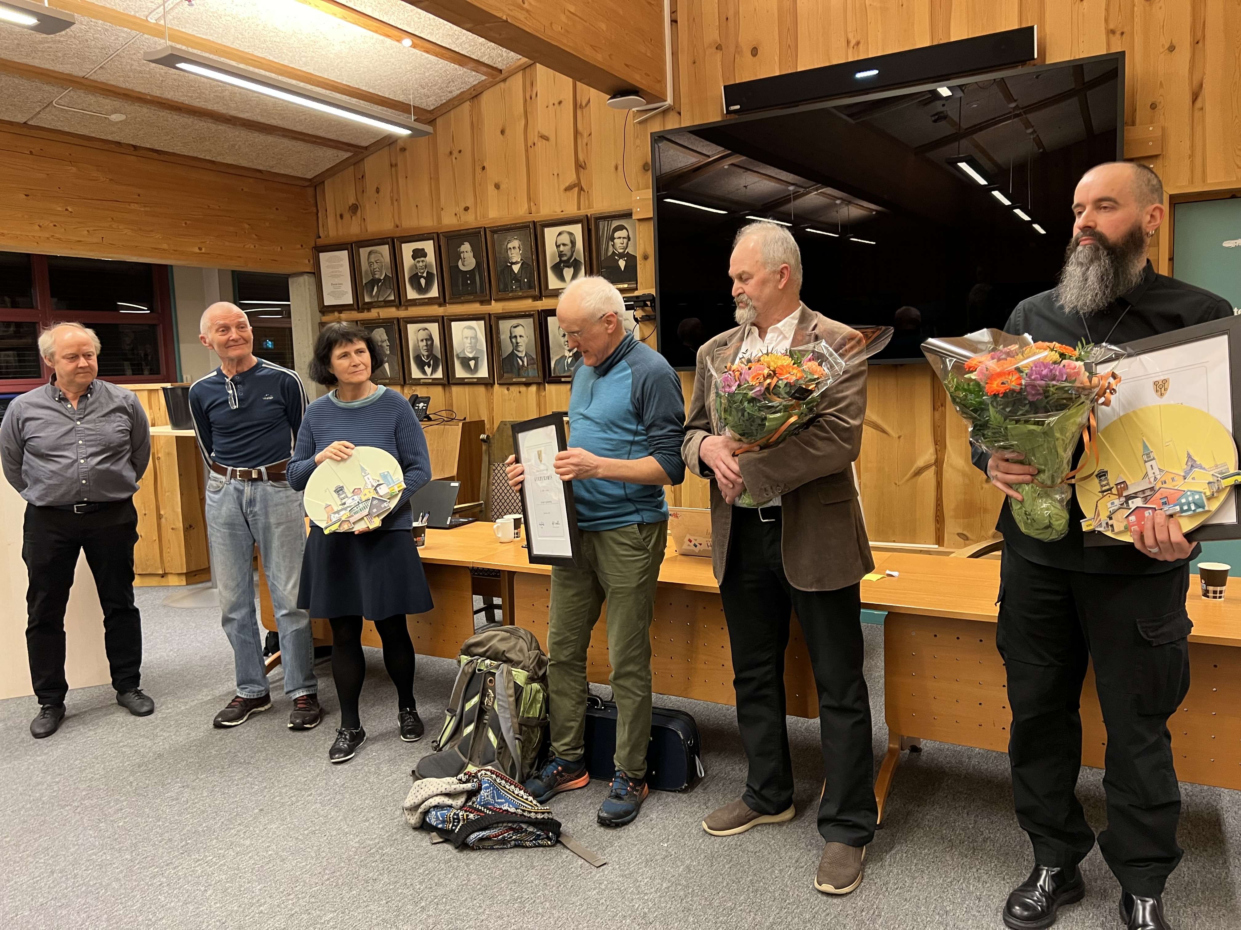 Bilete av representantar frå Gol Spe- og dansarlag, og Tor Stavenes.