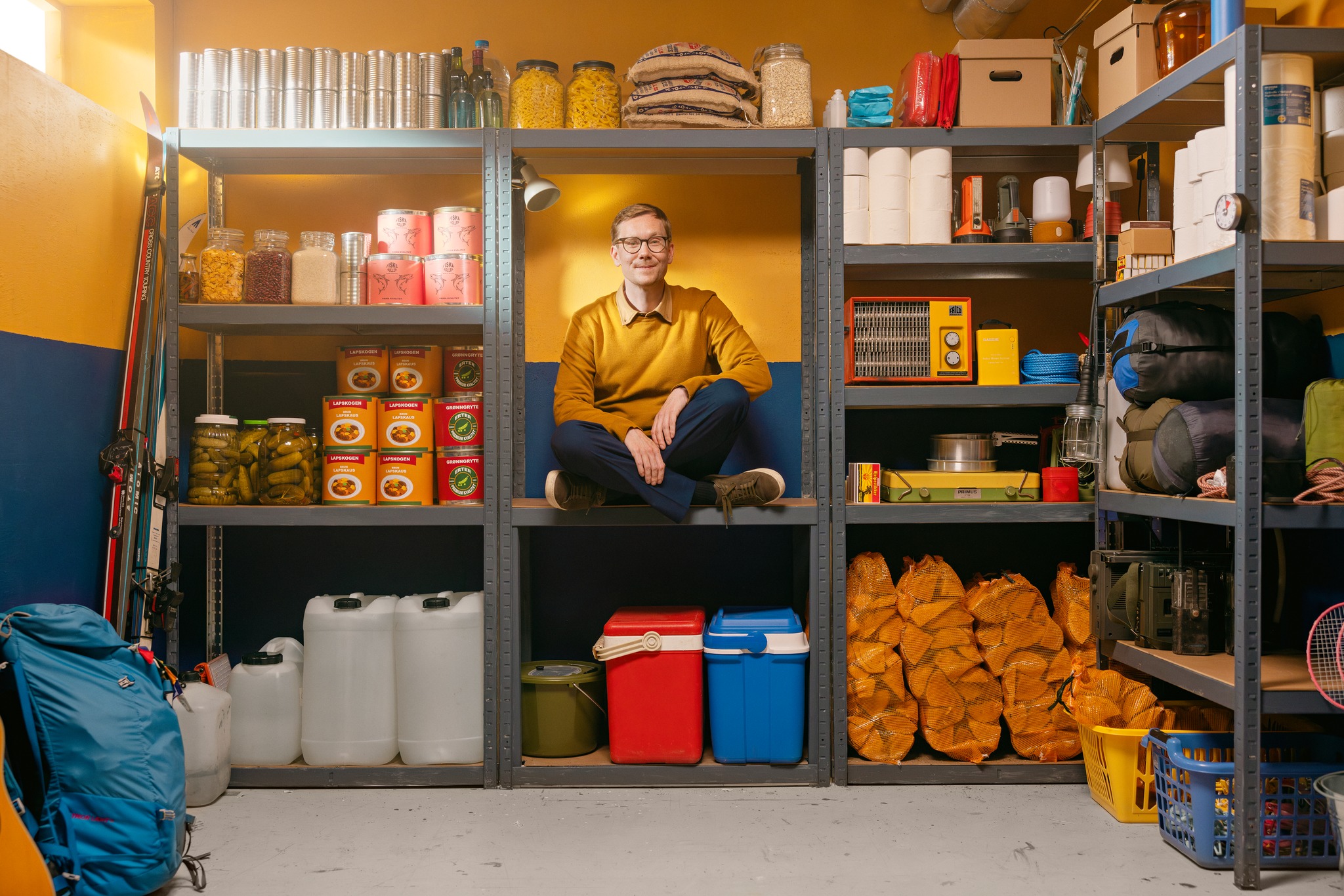 Bilete av eit beredskapslager med ein beredskapsvenn i midten. Bilete frå DSB.