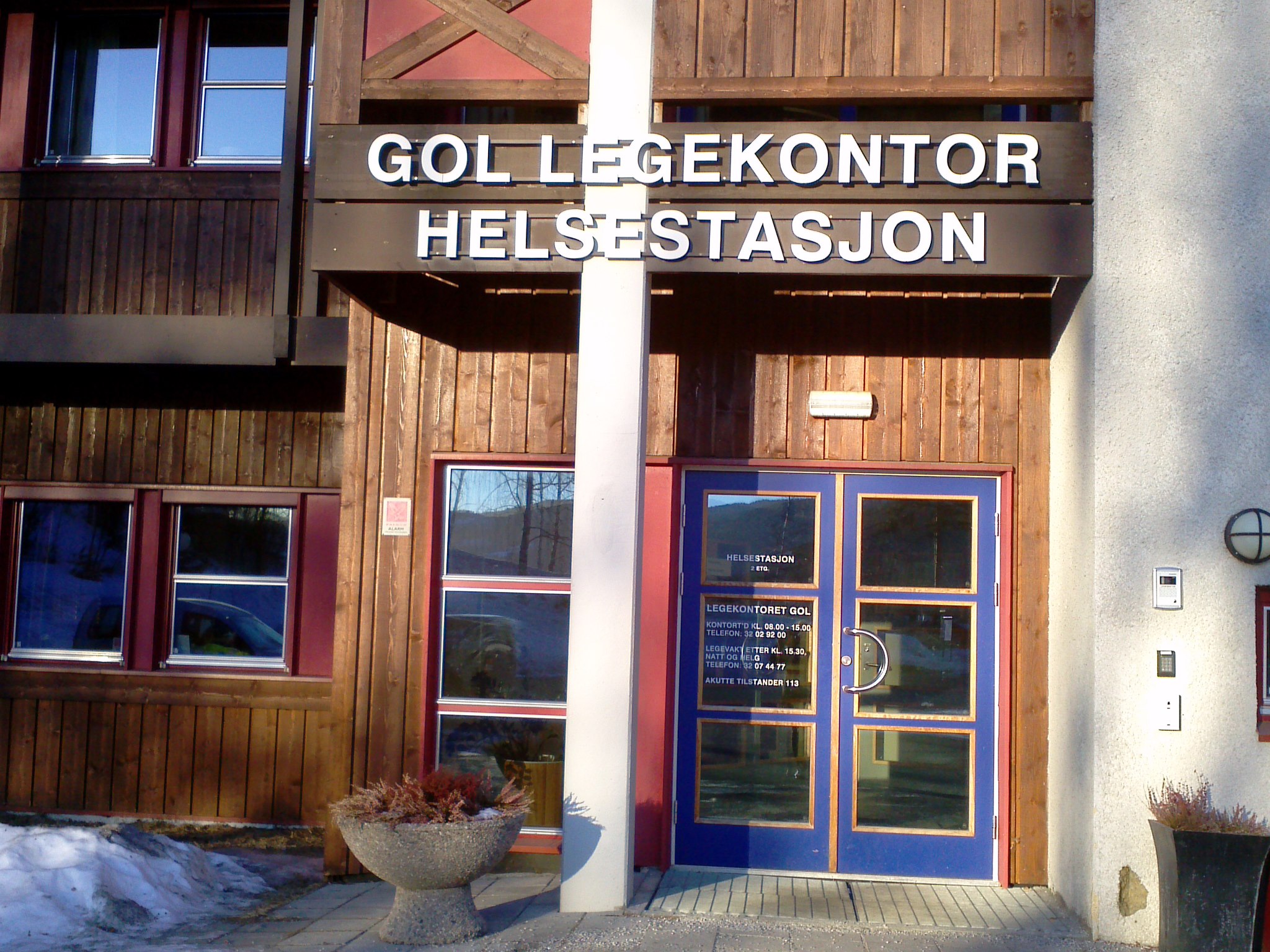 Bilete av inngangspartiet til gol legekontor og helsestasjon