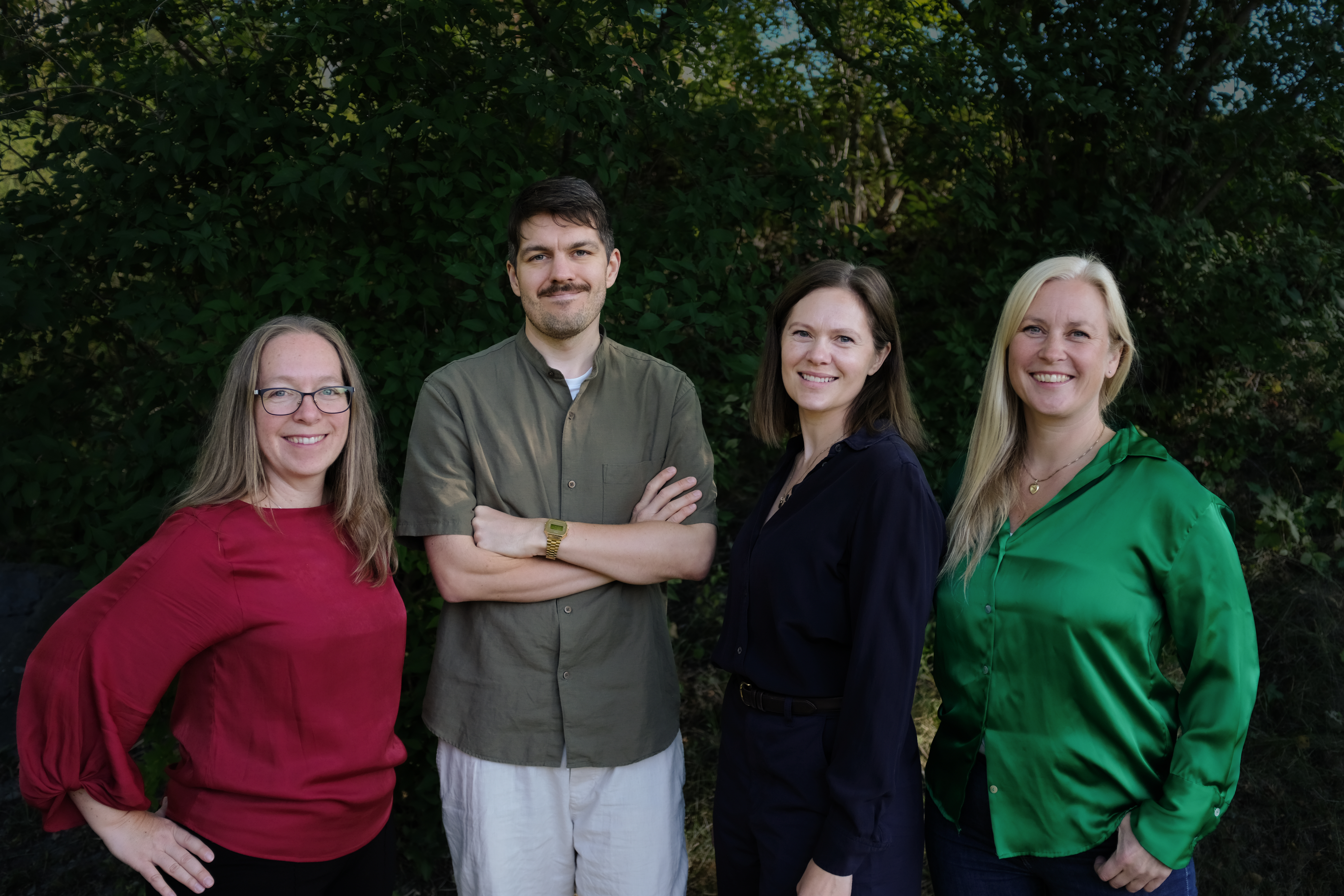 Bilete av fire prosjektleiarar i kommunenettverket for klimaomstilling, ståande på ei rekke.