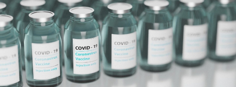 Bilete av korona vaksiner på rekke og rad
